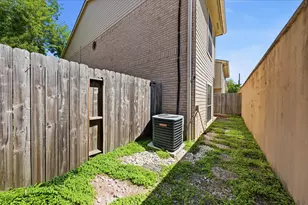 7350 Kirby Dr, Houston, TX 77030 - Photo 32