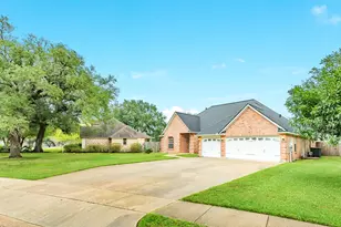 900 Enchanted Oaks Dr, Angleton, TX 77515 - Photo 2