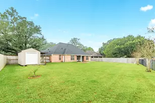 900 Enchanted Oaks Dr, Angleton, TX 77515 - Photo 4