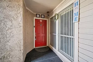 10855 Meadowglen Ln, Houston, TX 77042 - Photo 4