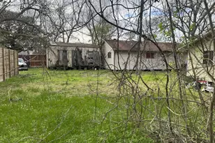 1410 E 33rd St, Houston, TX 77022 - Photo 2