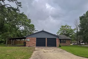 1307 Dwinnell St, Baytown, TX 77520 - Photo 2