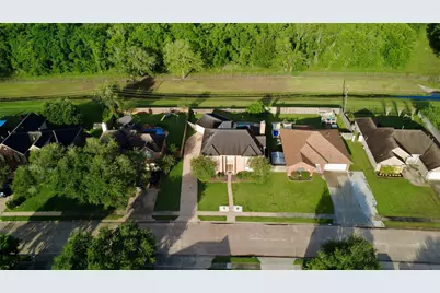 244 Plum Circle, Lake Jackson, TX 77566 - Photo 4