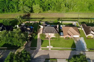 244 Plum Cir, Lake Jackson, TX 77566 - Photo 4