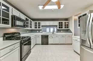 3327 S Country Meadows Ln, Pearland, TX 77584 - Photo 8