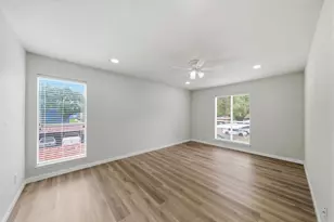 10211 Sugar Branch Dr, Houston, TX 77036 - Photo 4