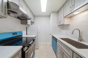 10211 Sugar Branch Dr, Houston, TX 77036 - Photo 6