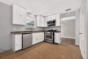10814 Parkland Woods Dr, Sugar Land, TX 77498 - Photo 8