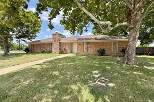 403 Lotus St, Lake Jackson, TX 77566 - Photo 2