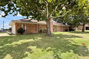 403 Lotus St, Lake Jackson, TX 77566 - Photo 4