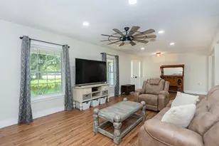 220 Oyster Creek Dr, Lake Jackson, TX 77566 - Photo 2