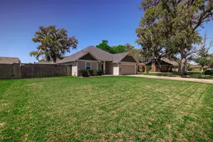 2250 Lake Forrest Dr, West Columbia, TX 77486 - Photo 20