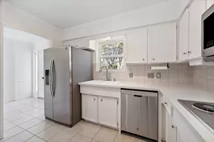 1833 Saxony Ln, Houston, TX 77058 - Photo 6