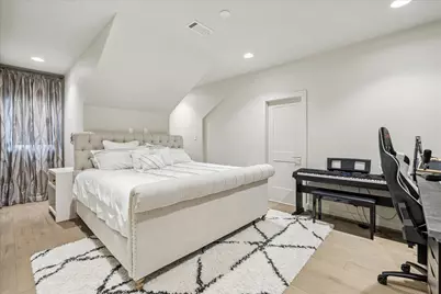 10106 Meadow Lake Lane, Houston, TX 77042 - Photo 26