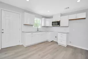 8595 Parkway Dr, Houston, TX 77088 - Photo 6