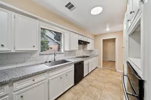 10326 Greencreek Dr, Houston, TX 77070 - Photo 4