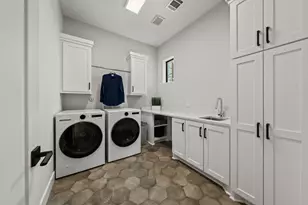 733 E 10th 1/2 St, Houston, TX 77008 - Photo 18