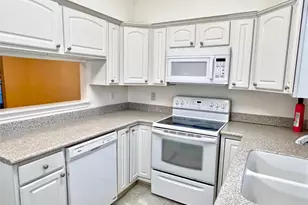 3130 SW Walnut Bend Ln, Houston, TX 77042 - Photo 6