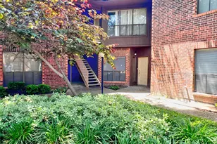 3130 SW Walnut Bend Ln, Houston, TX 77042 - Photo 2