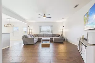 911 Marigold Rd, Baytown, TX 77521 - Photo 6