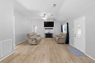 1452 River Oaks Dr, Huntsville, TX 77340 - Photo 2