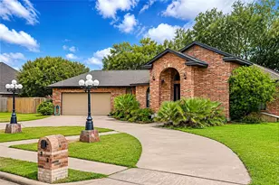 208 Tracy St, Angleton, TX 77515 - Photo 2