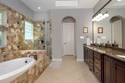 10 Moatwood Court, The Woodlands, TX 77382 - Photo 20
