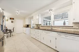 6 Cedar Lawn Cir, Galveston, TX 77551 - Photo 8