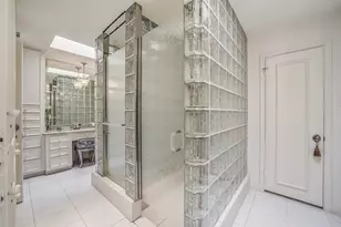 2011 Canongate Dr, Houston, TX 77056 - Photo 14