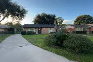 1226 Valley Dr, Angleton, TX 77515 - Photo 1