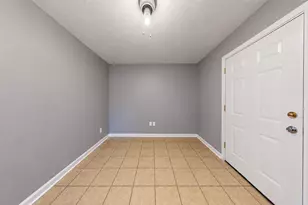 8402 Berwyn Dr, Houston, TX 77037 - Photo 18