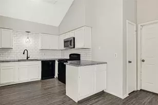 8111 Furlong Ln, Houston, TX 77071 - Photo 6