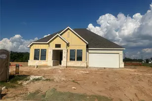487 Hunters Xing Dr, Sealy, TX 77474 - Photo 2