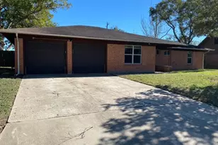 2202 Larry Dr, Port Lavaca, TX 77979 - Photo 1