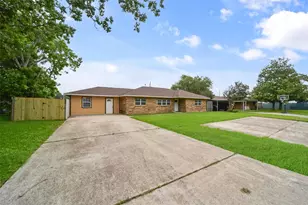 214 Schilling St, Baytown, TX 77520 - Photo 2