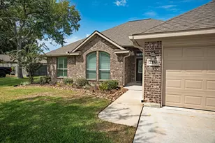 219 Marigold St, Lake Jackson, TX 77566 - Photo 2