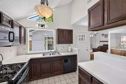28 S Rain Forest Court, The Woodlands, TX 77380 - Photo 16