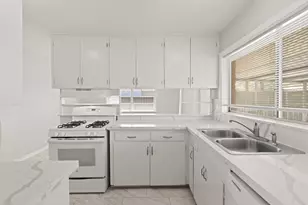 1409 Conrad Sauer Dr, Houston, TX 77043 - Photo 8