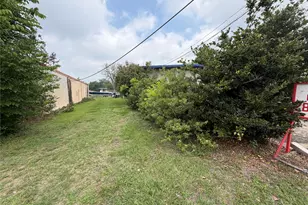 224 E Main St, Clute, TX 77531 - Photo 4