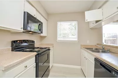 1950 Spenwick Drive #302, Houston, TX 77055 - Photo 4