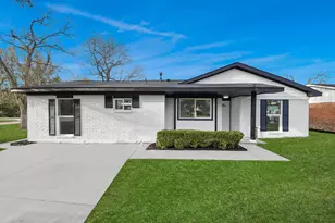 101 Talisman St, Lake Jackson, TX 77566 - Photo 1