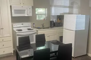918 Maple St, Clute, TX 77531 - Photo 4
