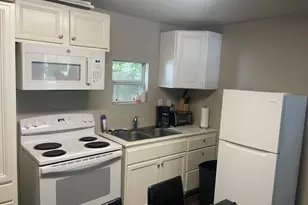 918 Maple St, Clute, TX 77531 - Photo 8
