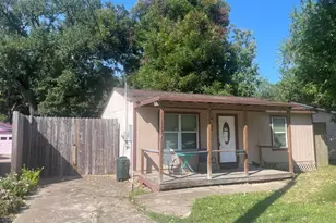 918 Maple St, Clute, TX 77531 - Photo 2