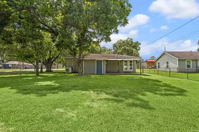 2439 S Austin Avenue, Pearland, TX 77581 - Photo 10