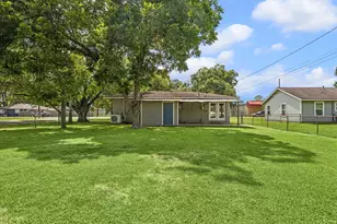 2439 S Austin Ave, Pearland, TX 77581 - Photo 10