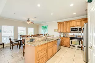 325 Admiral Cir, Tiki Island, TX 77554 - Photo 16