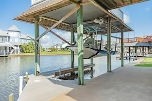 325 Admiral Cir, Tiki Island, TX 77554 - Photo 32