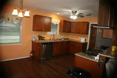 705 Sycamore Street S, Lake Jackson, TX 77566 - Photo 6