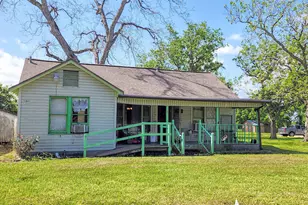 425 W Brazos Ave, West Columbia, TX 77486 - Photo 2